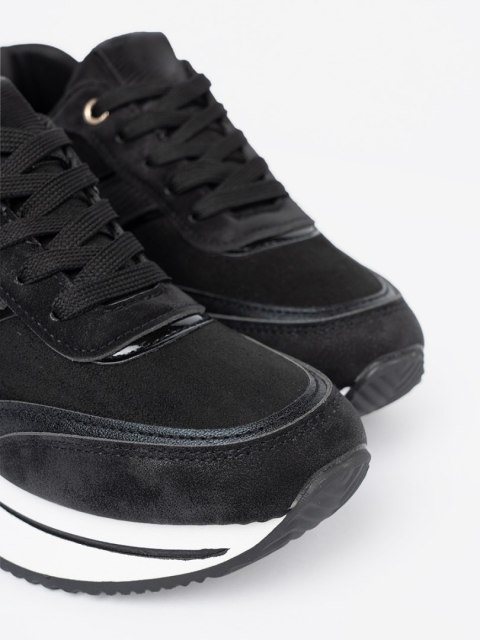 Nowoczesne czarne sneakersy z połyskującymi wstawkami - 41