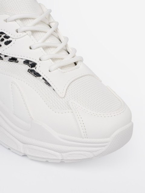 Białe sportowe buty z ozdobnym akcentem - 37