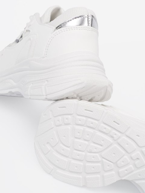 Białe sportowe buty z ozdobnym akcentem - 38
