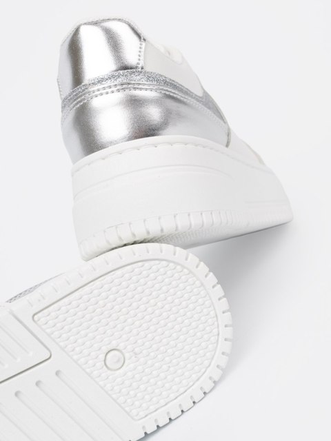 Biało srebrne sneakersy z połyskującymi detalami - 39
