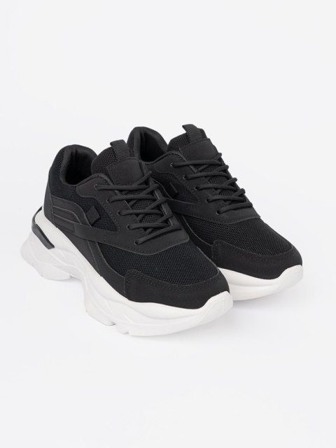 Czarne sportowe sneakersy na grubej białej podeszwie - 36