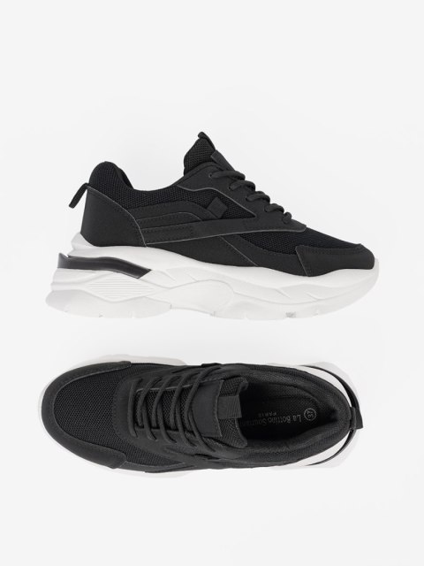 Czarne sportowe sneakersy na grubej białej podeszwie - 37