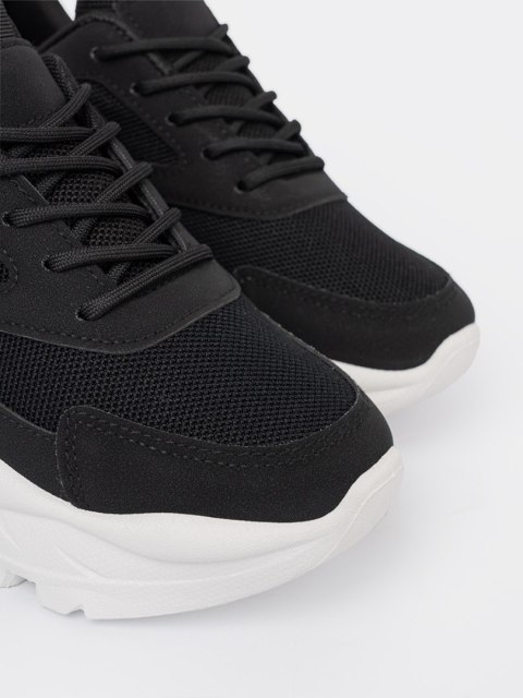 Czarne sportowe sneakersy na grubej białej podeszwie - 37