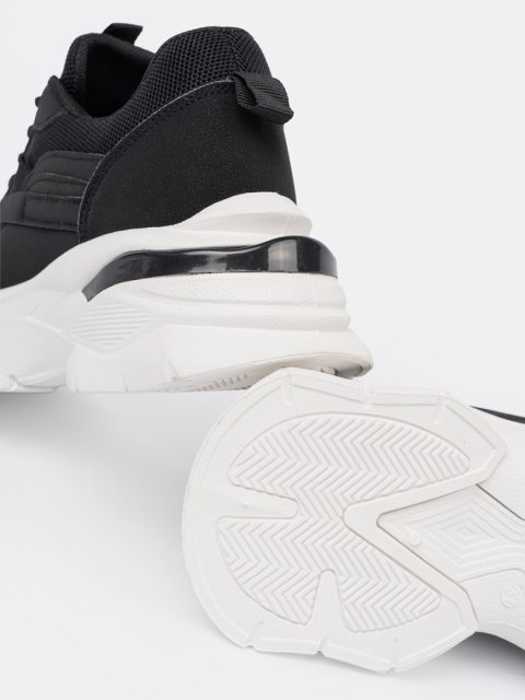 Czarne sportowe sneakersy na grubej białej podeszwie - 37