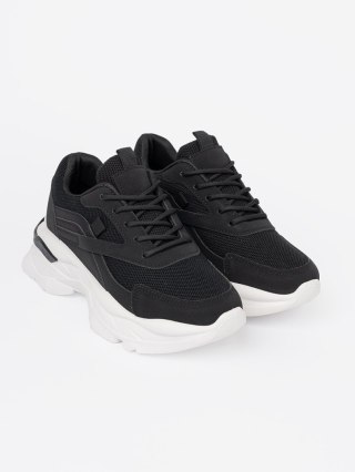 Czarne sportowe sneakersy na grubej białej podeszwie - 38