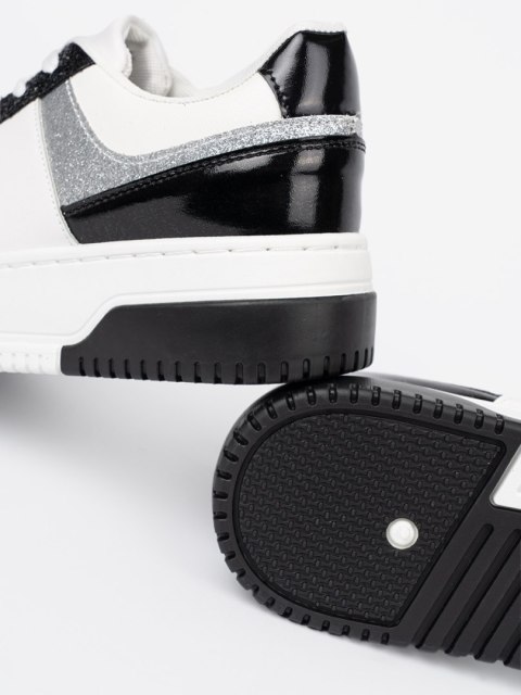 Czarno-białe sneakersy z połyskującymi srebrnymi detalami - 37