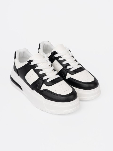 Stylowe czarno białe sneakersy z grubą podeszwą - 38