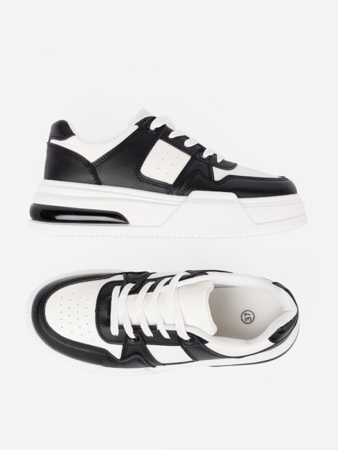 Stylowe czarno białe sneakersy z grubą podeszwą - 39