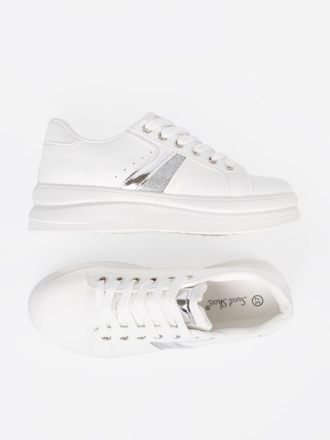 Białe sneakersy z metalicznym srebrnym akcentem - 40