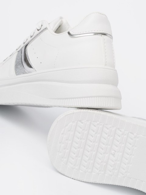 Białe sneakersy z metalicznym srebrnym akcentem - 40