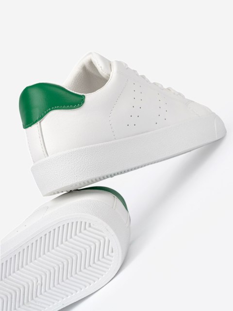 Klasyczne białe sneakersy z zielonym akcentem - 40