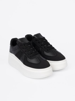 Klasyczne czarne sneakersy na grubej podeszwie - 36