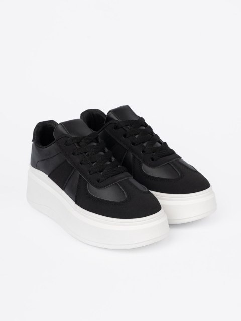 Klasyczne czarne sneakersy na grubej podeszwie - 36