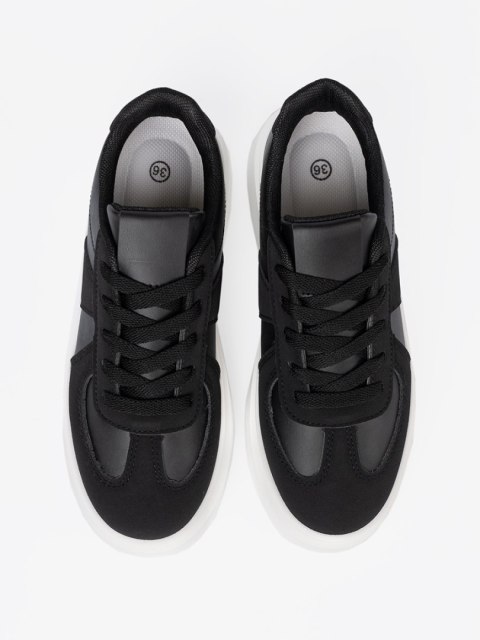 Klasyczne czarne sneakersy na grubej podeszwie - 36
