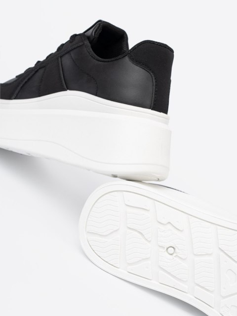 Klasyczne czarne sneakersy na grubej podeszwie - 36