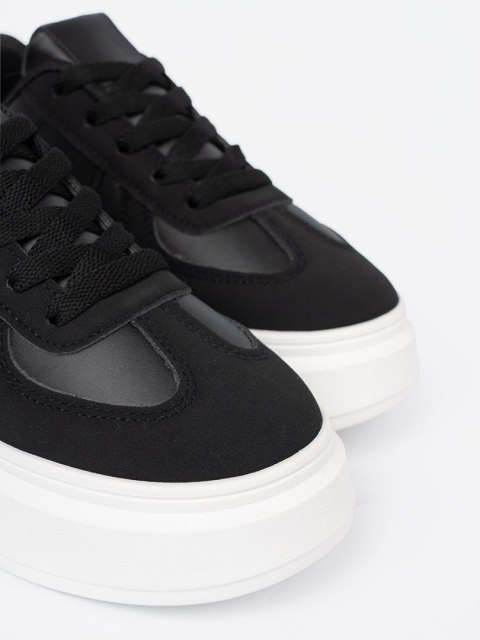 Klasyczne czarne sneakersy na grubej podeszwie - 37