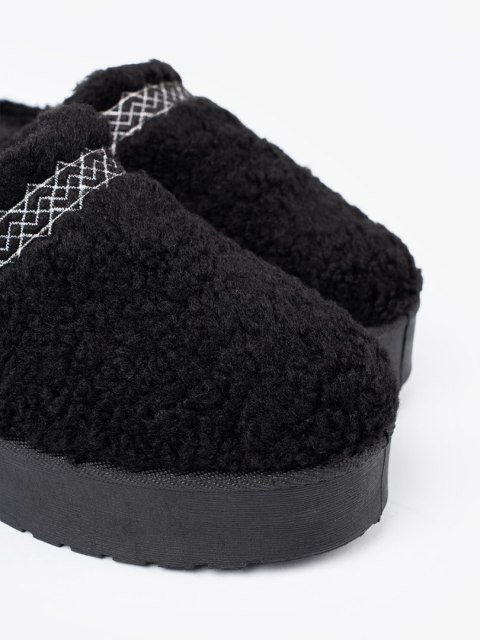 Buty a'la śniegowce w czarnym kolorze z ozdobnym haftem - 38