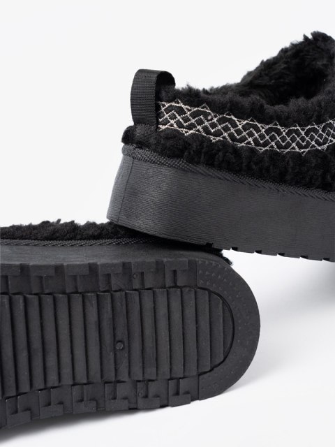 Buty a'la śniegowce w czarnym kolorze z ozdobnym haftem - 40