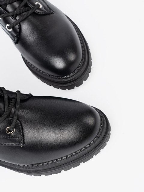 Stylowe czarne workery z metalowym detalem - 38
