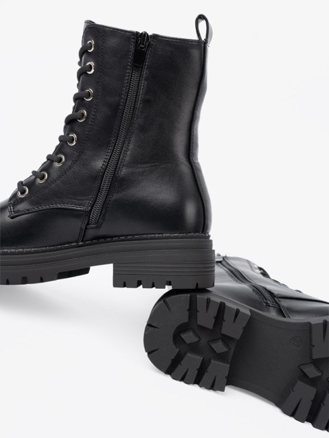 Stylowe czarne workery z metalowym detalem - 38