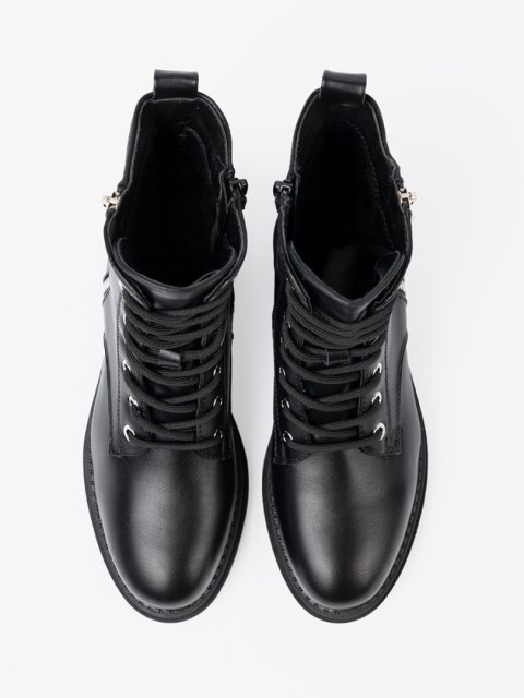 Stylowe czarne workery z metalowym detalem - 39