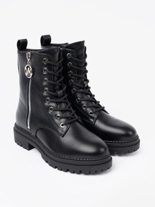 Stylowe czarne workery z metalowym detalem - 40