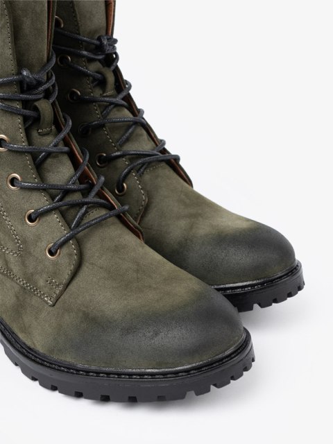 Sznurowane workery ciemnozielone z efektem cieniowania na nosku - 37