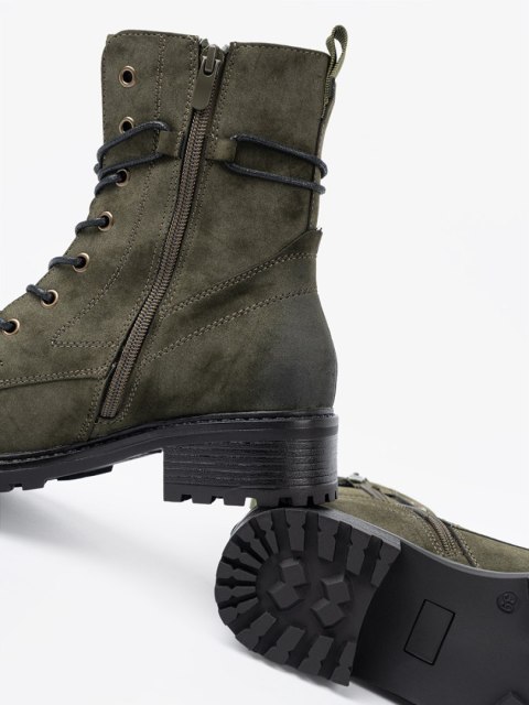 Sznurowane workery ciemnozielone z efektem cieniowania na nosku - 38